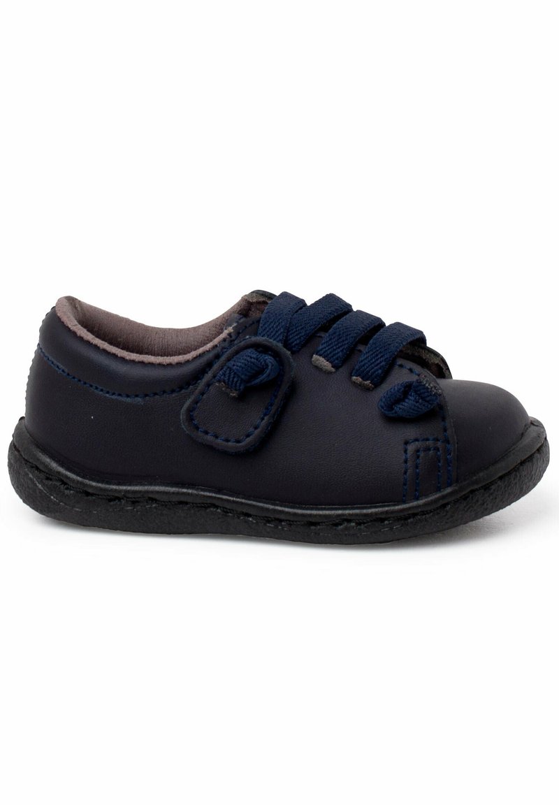 Scarpe in pelle blu navy con tre lacci blu scuro, punta arrotondata e suola in gomma. Presentano una fascia in velcro e un interno morbido e testurizzato.