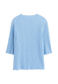Lyseblå kortærmet top med en tekstureret ribbet design. Har en rund halsudskæring og bølgede kanter på ærmerne og kanten.