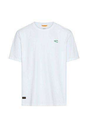 Witte T-shirt met korte mouwen en ronde hals, met een klein groen logo op de linkerborst en een klein zwart label vlakbij de onderzoom.