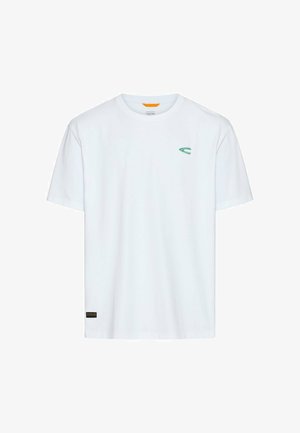 Witte T-shirt met korte mouwen en ronde hals, met een klein groen logo op de linkerborst en een klein zwart label vlakbij de onderzoom.