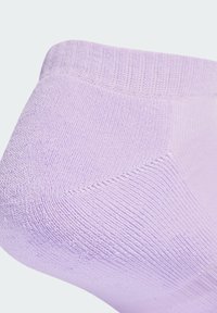 Calcetín de tobillo de color púrpura claro con una textura tejida suave. Cuenta con un puño acanalado y una puntera sin costuras para mayor comodidad y ajuste.