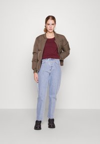 Vero Moda Petite VMDANIMAXI O-NECK - Camisola de manga comprida - port royale