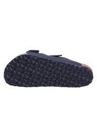 Mocassin bleu marine avec une semelle en caoutchouc texturé présentant un motif de vagues. Deux sangles réglables sur le dessus pour un maintien et un confort sécurisés.