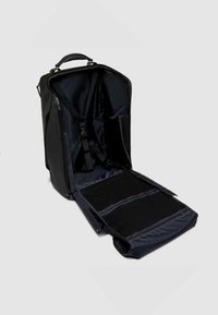 Zwarte rugzak met een rechthoekige vorm, gladde buitenkant, ritssluiting, binnenriemen en een gaasvak aan de onderkant.