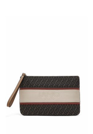 Pequeño bolso de muñeca rectangular con tela oscura con estampado, franja beige con el logo de Liu Jo Milano y correa marrón para la muñeca en el lado izquierdo.