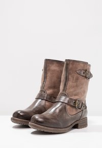 Bruna läderankelstövlar med en slät tå och texturerad ovandel, med sidospännen och en låg staplad klack.