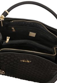 Borsa a mano in pelle nera con una trama intrecciata, dotata di cerniere e hardware dorati, numerosi scomparti e foderata in tessuto.