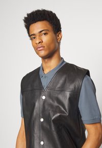 HUGO DONOS - Polo - bright blue