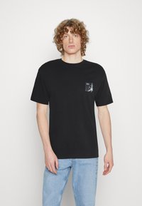Jack & Jones JCOFILO  CREW NECK - Nyomott mintás póló - black