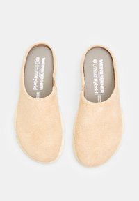 Beige mokasíny z semišu so štruktúrovaným zvrškom, zaoblenou špičkou a bielou gumovou podrážkou. Obsahujú logo "WEINBRENNER" na stielke.