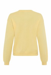 Gelber Strickpullover mit rundem Ausschnitt, überschnittenen Schultern sowie gerippten Bündchen und Saum. Glatte Textur in einer einfarbigen Farbe.