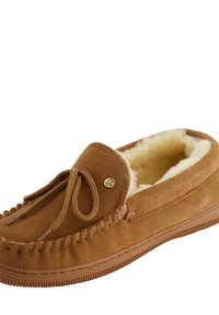 Brune ruskinds slippers med en blød cremeforing, rund tå, dekorative snørebånd og en syet detalje langs sålen. Guld logo detalje til stede.