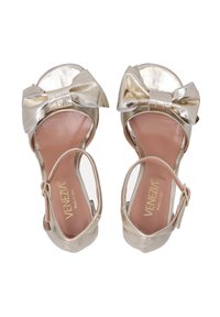 Goldfarbene Sandalen mit einer großen metallischen Schleife, offener Zehenpartie, Knöchelriemen und glattem Leder; mit der Marke "VENEZIA."