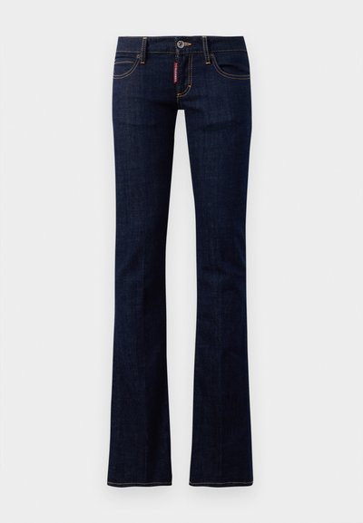 Jeans de mezclilla azul oscuro acampanados con diseño estándar de cinco bolsillos, detalles de costura visibles y cierre con botón en la cintura.