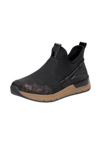 Des chaussures noires à enfiler avec une tige texturée, des panneaux latéraux élastiques et une semelle en caoutchouc beige. Elles présentent un accent métallique subtil près des orteils.