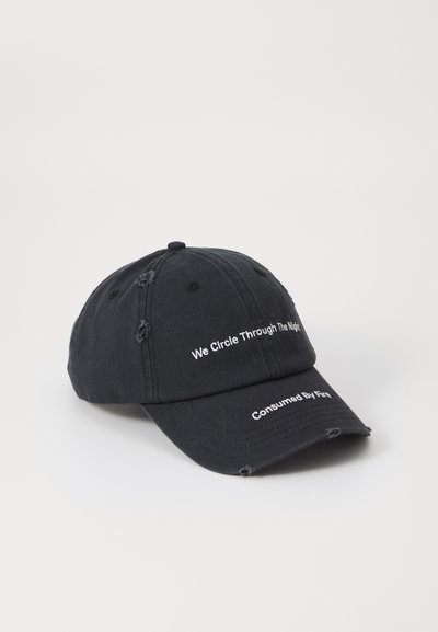 Casquette de baseball en coton noir avec texte brodé à l'avant et une texture usée, dotée d'une visière incurvée et d'une sangle réglable à l'arrière.