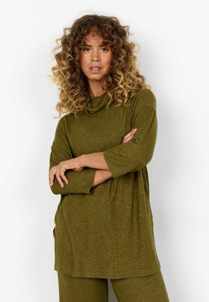 Olivengrøn bluse med cowl-neck og trekvartærmer, løs pasform og sideslids; lavet af et blødt, struktureret strikstof.