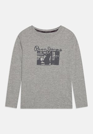 Lysegrå langærmet skjorte med en mørk urban grafik og teksten "Pepe Jeans" trykt på brystet.
