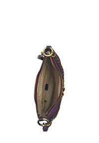 Sac en cuir bordeaux avec quincaillerie dorée, présentant un extérieur texturé et une doublure intérieure à motifs. Compartiment zippé visible.