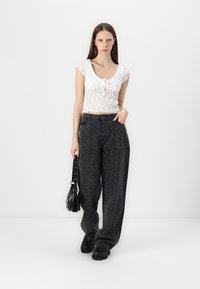 Noisy May NMJANNEL LOOSE - Relaxed fit jeans - black denim