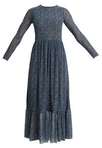 Robe bleue à manches longues, longueur cheville, avec petit motif floral blanc, taille cintrée, jupe froncée et ourlet volanté.