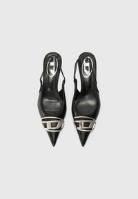 Cizme slingback negre cu vârf ascuțit, finisaj din piele netedă, detaliu cu cataramă argintie și brant texturat.