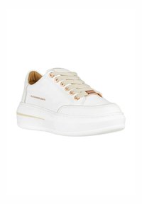 Sneaker bianco con tomaia in pelle liscia, punta arrotondata, lacci beige e occhielli in tonalità oro. Presenta una suola beige testurizzata e dettagli del logo.