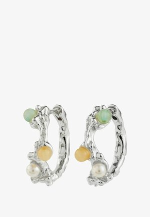 Srebrni obroči za ušesa z teksturiranim dizajnom, ki vključujejo tri obarvane kroglice: zelena, rumena in bela biserna poudarka.