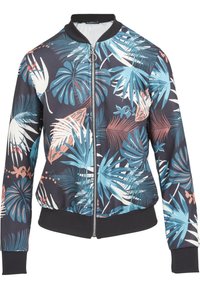 Bomber bunda v čiernej farbe s jasnými tropickými listovými vzormi v tealovej, bielej a koralovej farbe. Obsahuje predný zips a rebrované manžety a spodný lem.