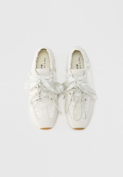 Hvide sneakers lavet af en blanding af materialer, med en rund form, elastisk kant og satin snørebånd, samt en tekstureret gummisål.