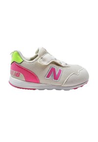 Sneaker grigio chiaro con tomaia in mesh, dettagli rosa e una linguetta sul tallone verde. Caratterizzato da un logo rosa prominente e una suola testurizzata.