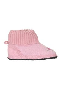 Chausson rose doux pour tout-petit avec bord-côtes à la cheville, tissu texturé, boucle au talon et semelle noire.