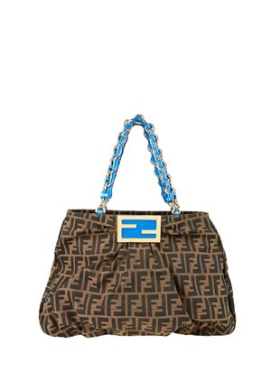 Brun stofhåndtaske med gentaget sort Fendi-logo mønster, blå og guldkæde-håndtag og blå logo-lås på fronten.