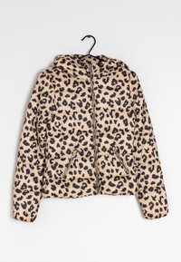 Kurtka puchowa w panterkę z kapturem, z beżowym tłem i czarnymi plamami. Zawiera dwie zasuwane kieszenie z przodu oraz zamek błyskawiczny z przodu.