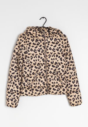 Kurtka puchowa w panterkę z kapturem, z beżowym tłem i czarnymi plamami. Zawiera dwie zasuwane kieszenie z przodu oraz zamek błyskawiczny z przodu.