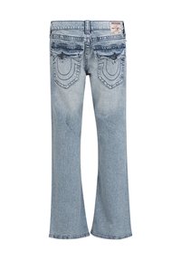 Jean flare en denim bleu clair avec une finition délavée, comportant des poches arrière avec une couture courbée et une fermeture par bouton.