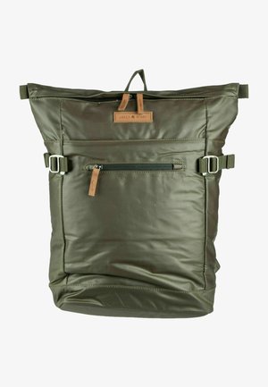 Zaino roll-top verde oliva con tasca frontale con zip, patch in pelle con il marchio, spallacci regolabili e una superficie testurizzata e resistente all'acqua.