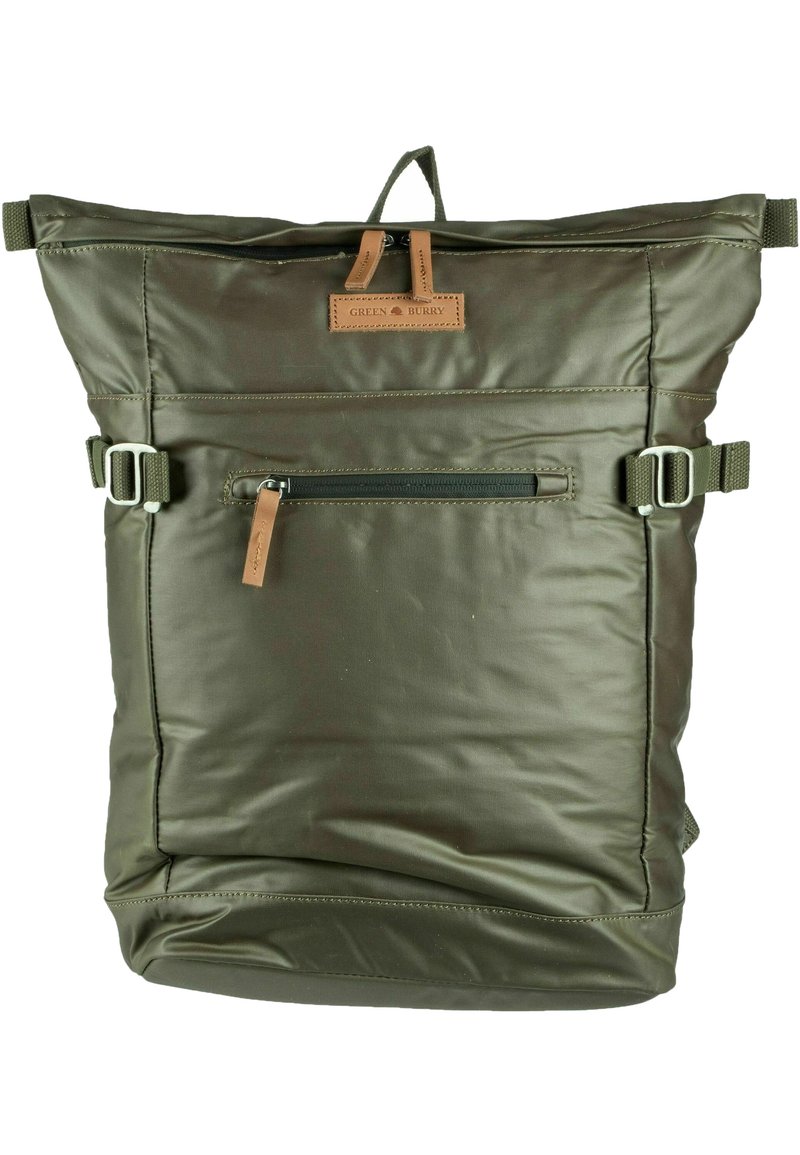 Zaino roll-top verde oliva con tasca frontale con zip, patch in pelle con il marchio, spallacci regolabili e una superficie testurizzata e resistente all'acqua.
