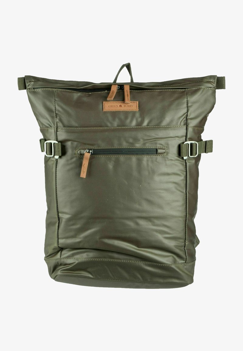 Mochila de color verde oliva con cierre superior, un bolsillo delantero con cremallera, parche de cuero con la marca, correas ajustables y una superficie texturizada y resistente al agua.