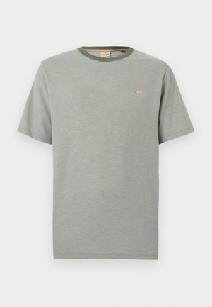 Kortermet lysegrå t-skjorte med rund hals, olivengrønn krage og liten beige logo på venstre bryst.