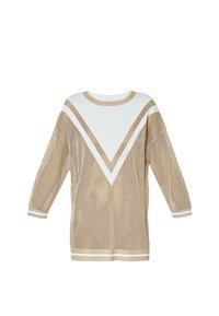 Maglione a rete beige con un motivo geometrico a V bianco, maniche a tre quarti e bordo a costine. Struttura leggera e a lavorazione aperta.