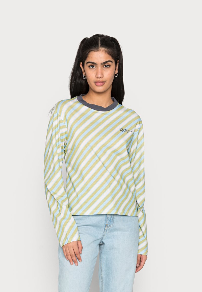 T-shirt de mangas longas com riscas em verde claro e azul, com um colarinho cinza-escuro. Apresenta riscas horizontais e um logótipo no peito esquerdo.