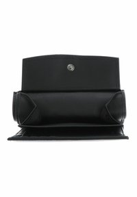 Portefeuille en cuir noir ouvert montrant les compartiments intérieurs et une fermeture à bouton-pression en métal.