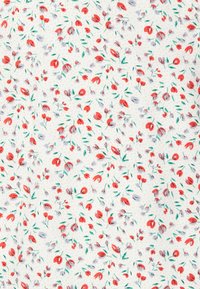 Tecido floral com pequenas flores abstratas vermelhas e roxas sobre um fundo branco, com folhas verdes e subtis acentos pontilhados.
