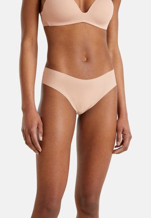 Conjunto de sujetador sin costuras y bikini color nude, hecho de tela suave y elástica, con diseño de escote en V y cintura baja cómoda.