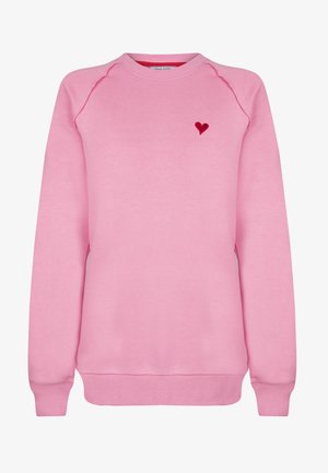 Rosa Sweatshirt mit Rundhalsausschnitt, Raglanärmeln, gerippten Bündchen und Saum, mit einer kleinen roten Herzstickerei auf der linken Brust.