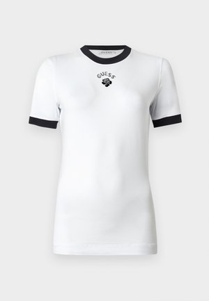 Balta trumpa rankovė t-shirt marškiniai su juodu apykakle ir rankogaliais, puošti "GUESS" tekstu ir rožės grafika krūtinėje.