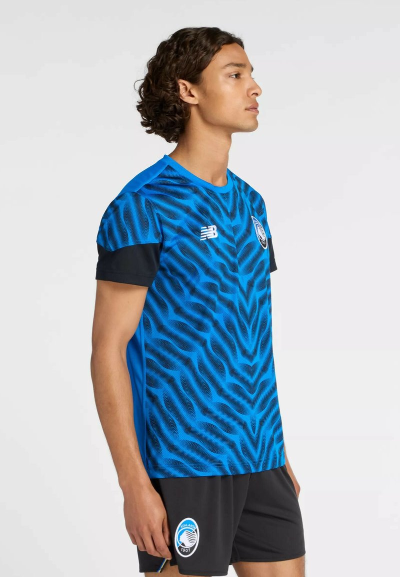 Maglietta sportiva da uomo realizzata in tessuto traspirante, con motivo a onde blu, maniche corte nere e logo sul lato sinistro.