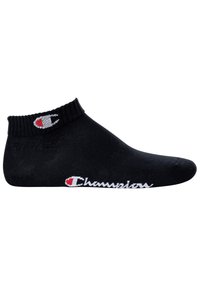 Schwarze Knöchelsocken aus weichem Stoff, mit einem gerippten Bündchen und dem weißen "Champion"-Logo mit roten Akzenten an der Seite.