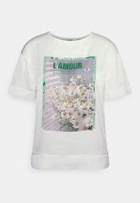 Camiseta blanca de manga corta con un estampado gráfico floral que presenta margaritas, acentos en verde y el texto "L'AMOUR" en una fuente audaz.